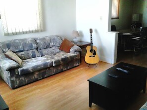 Canora Vacation Home | Living room | Flat-screen TV, DVD player - Canora Home Rentals Holiday Cottage (Canora)