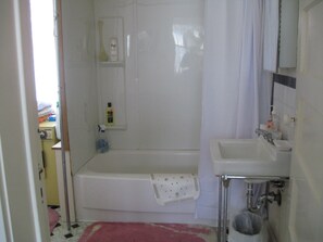 Holiday Cottage | Bathroom shower - Canora Home Rentals Holiday Cottage (Canora)