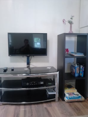 Hus – standard, 3 soverom | Oppholdsområde | Flatskjerm-TV og DVD-spiller