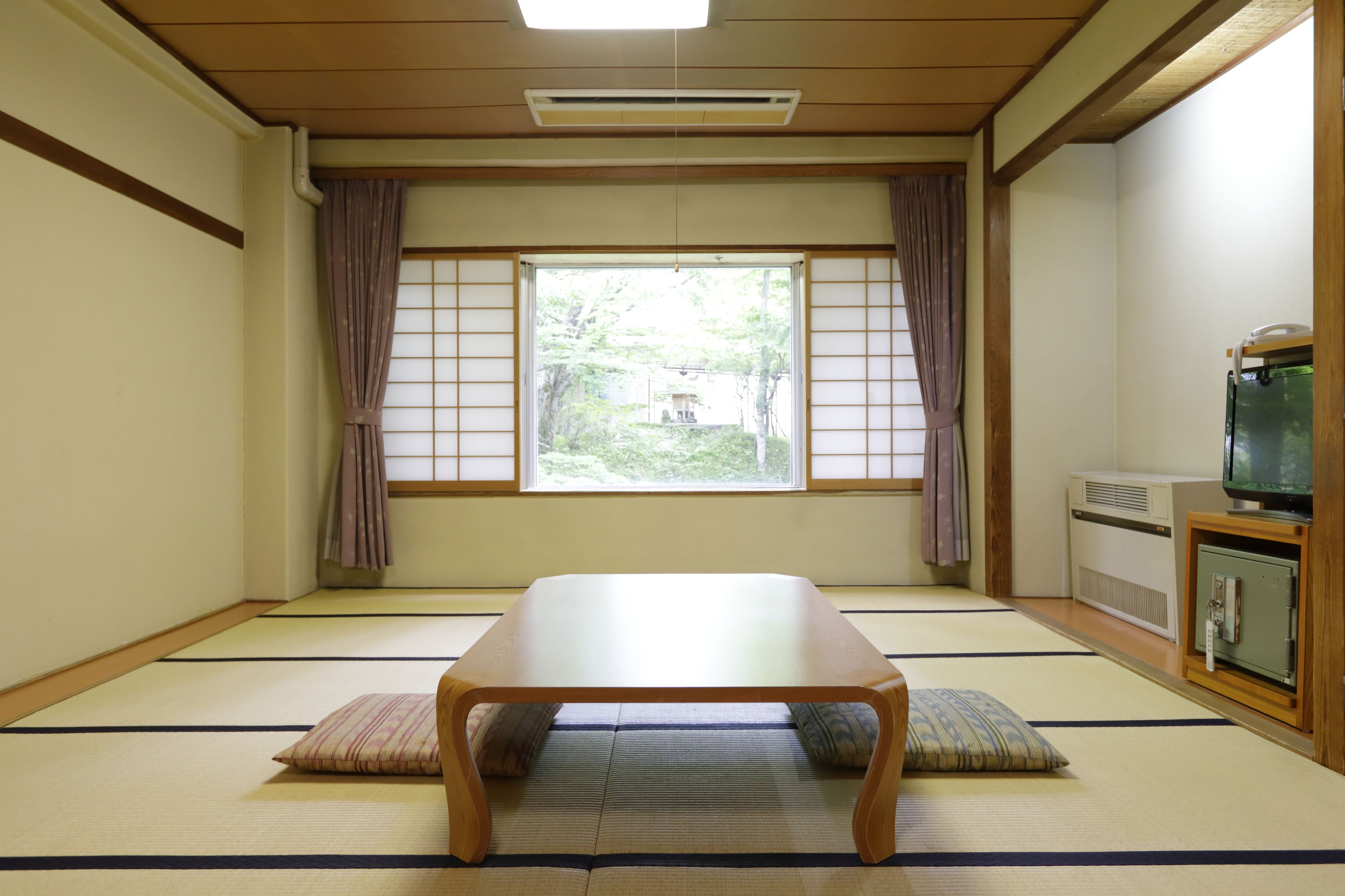 Family Room (Japanese Style,Shared Bath and Toilet) | Down duvets, in-room safe, desk, free WiFi
