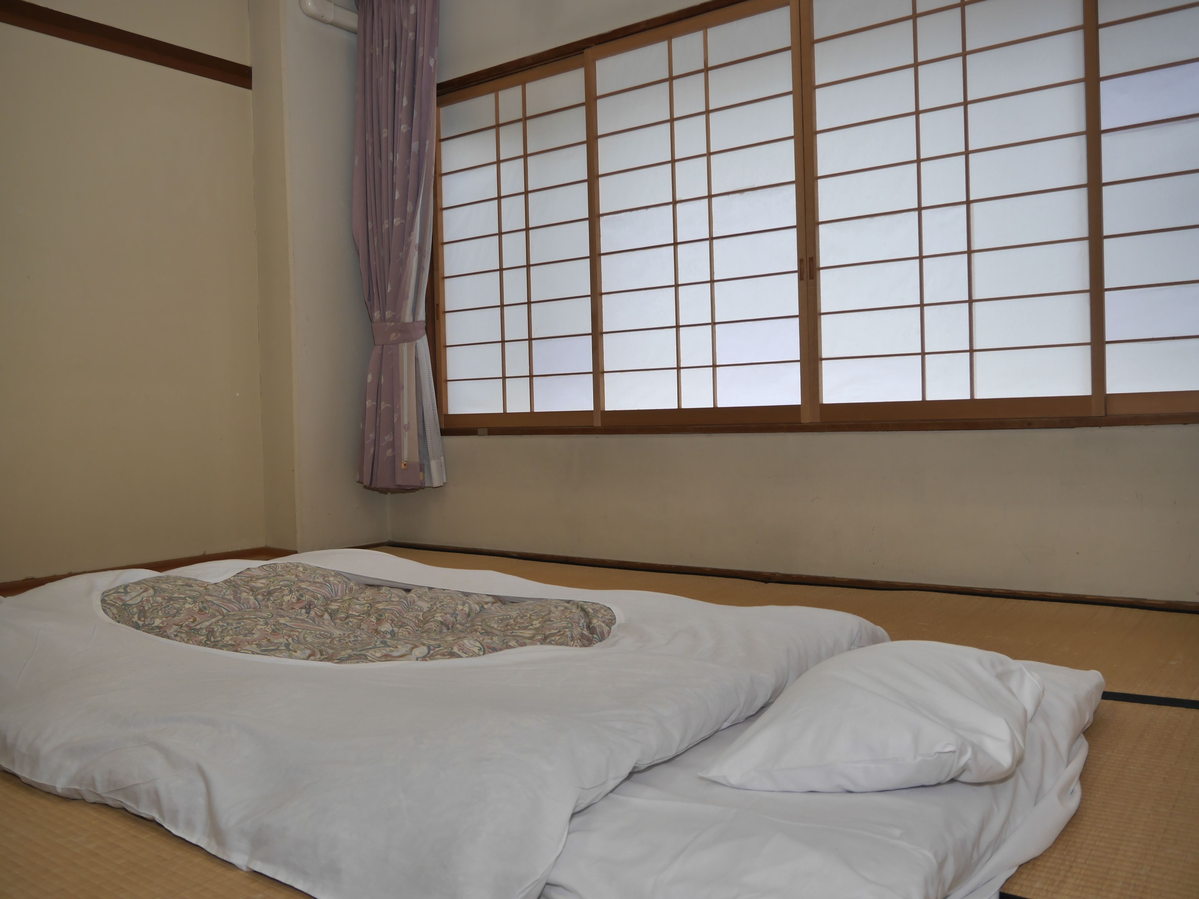 家庭客房 (Japanese Style,Shared Bath and Toilet) | 羽絨被、客房內保險箱、書桌、免費無線上網