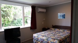Studio, vue jardin, côté jardin