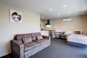 Lägenhet - 1 sovrum - kök | Vardagsrum | 50-tums platt-tv med digitalkanaler och tv