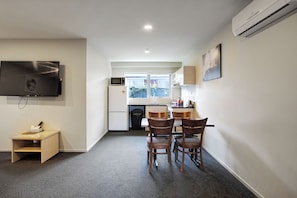 Family 2 Bedroom Unit | Private kitchen - Ellerslie Palms Motel (Auckland)