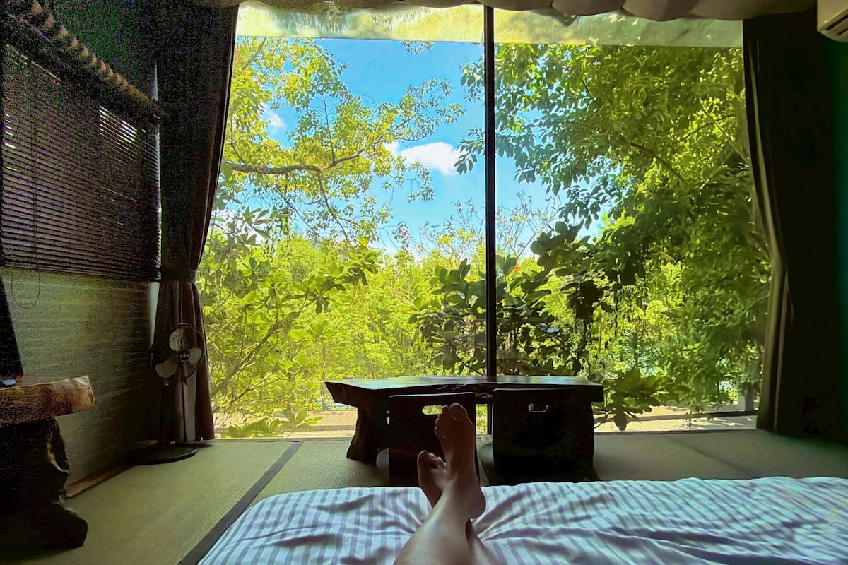 Cortinas blackout, wifi gratis y ropa de cama