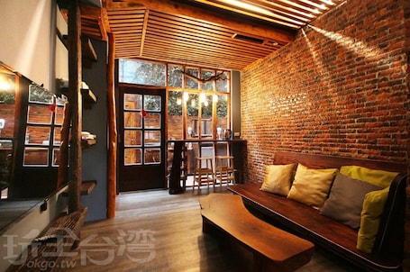 Comfort Shared Dormitory, 2 Twin Beds | Living area