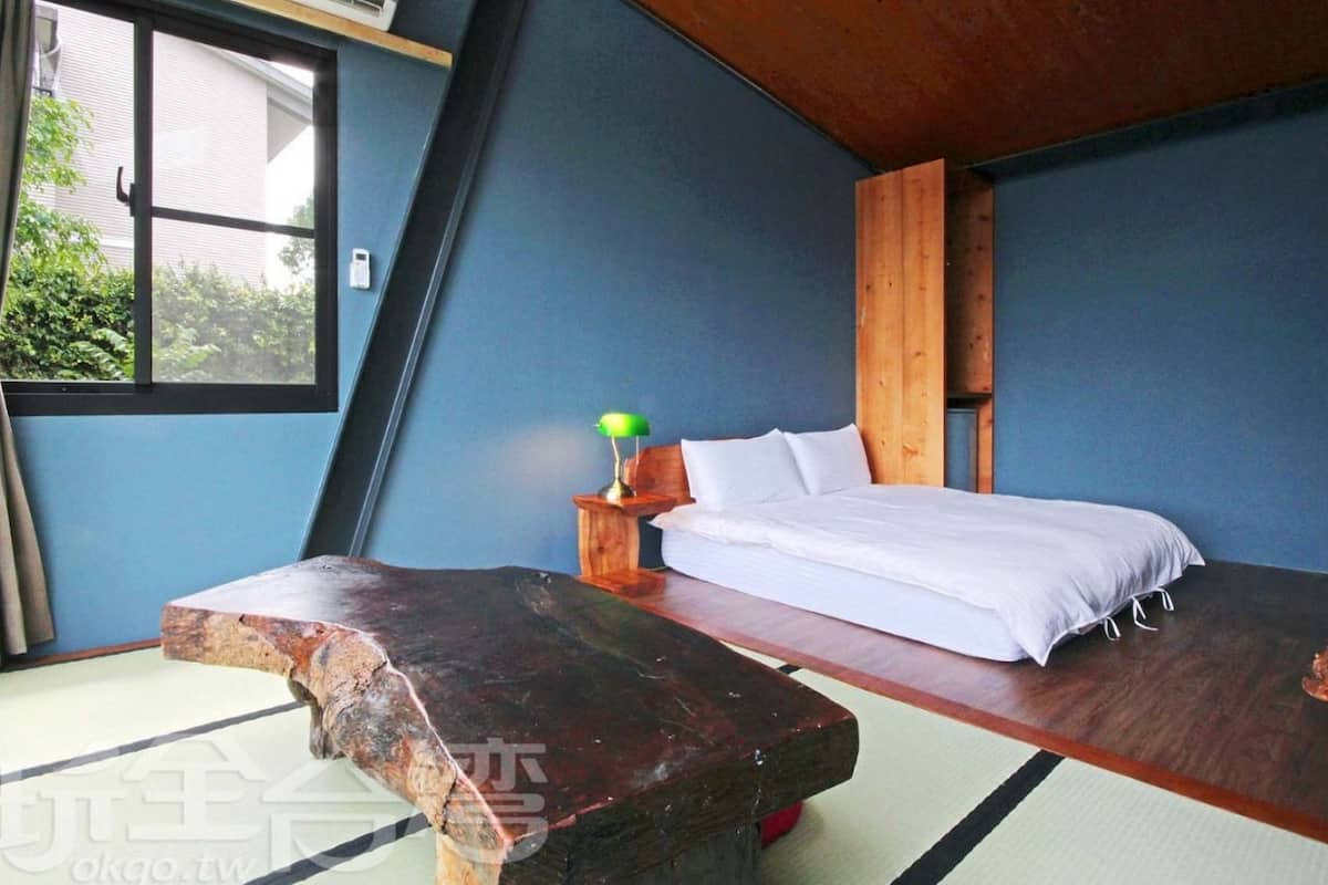 Blackout curtains, free WiFi, bed sheets