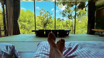 Cortinas blackout, wifi gratis y ropa de cama