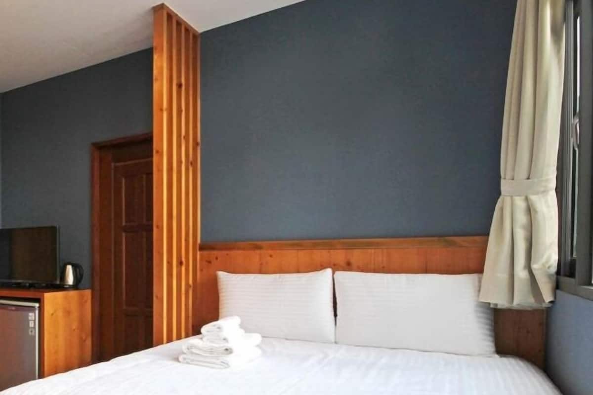 Blackout curtains, free WiFi, bed sheets