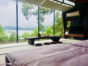 Blackout drapes, free WiFi, bed sheets - Yue Lake Backpackers (Yuchi)