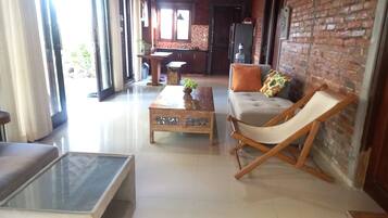 Kamar Standar | Kamar mandi | Shower, bathtub besar, pancuran hujan, dan pengering rambut