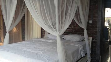 Kamar Standar | Meja kerja, tirai kedap cahaya, dan tempat tidur lipat/tambahan