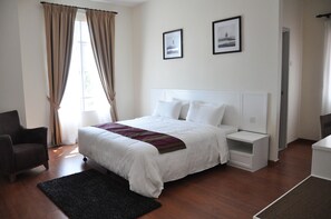 3 soverom, safe på rommet, skrivebord og lydisolert