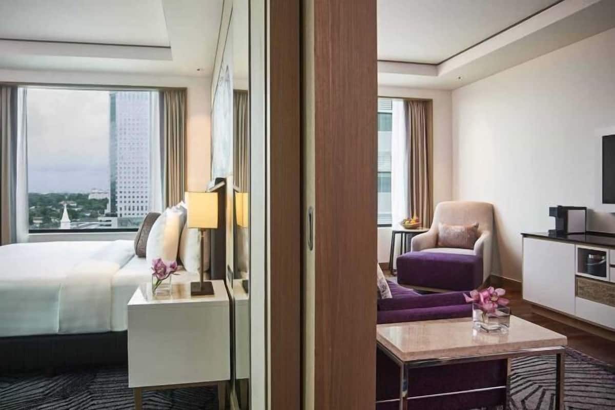 Premium bedding, minibar, in-room safe, desk