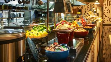 Sarapan, makan tengah hari, makan malam dihidangkan; masakan tempatan