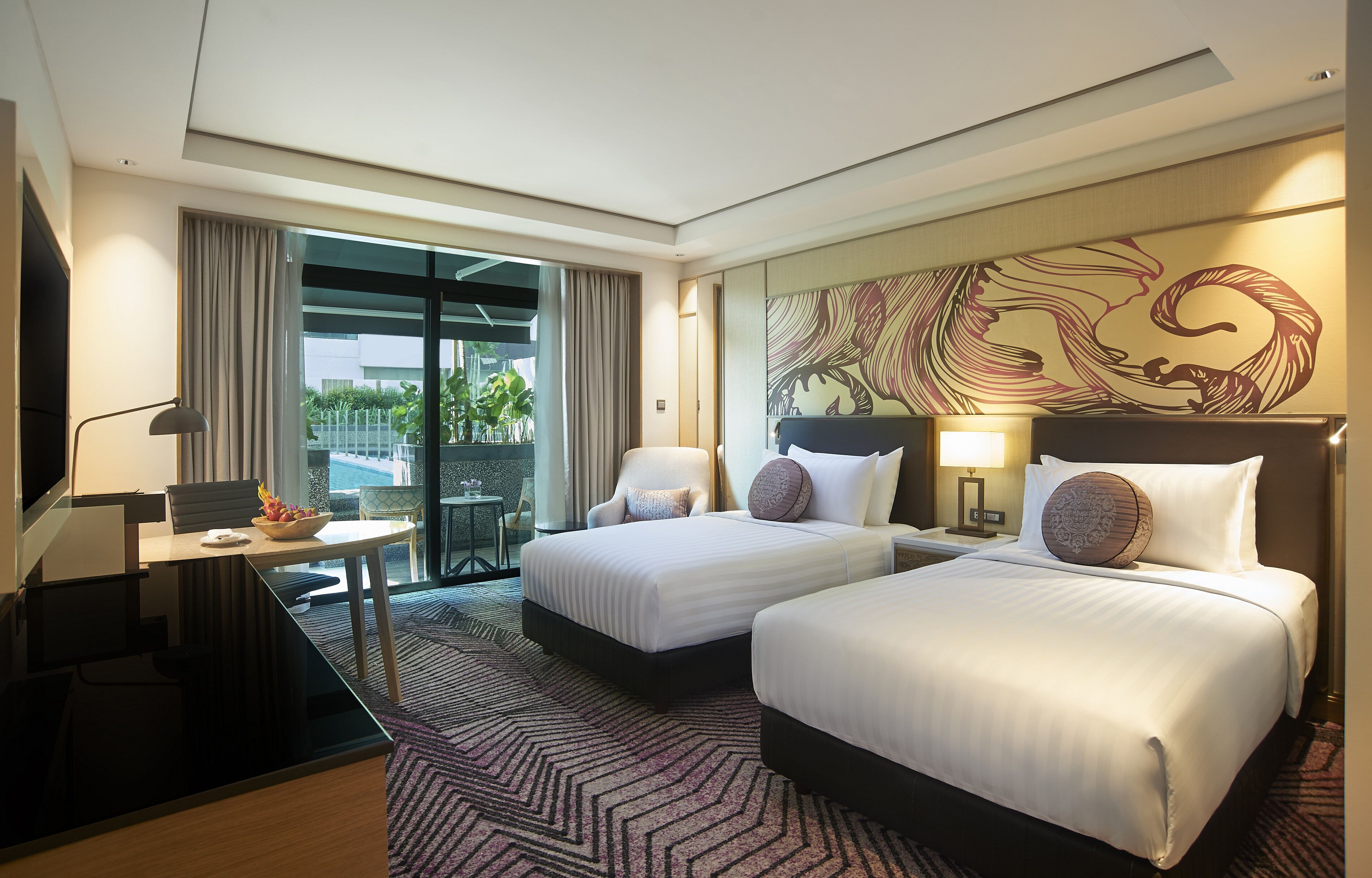 Peralatan tempat tidur premium, bar mini, peti besi dalam bilik, meja 