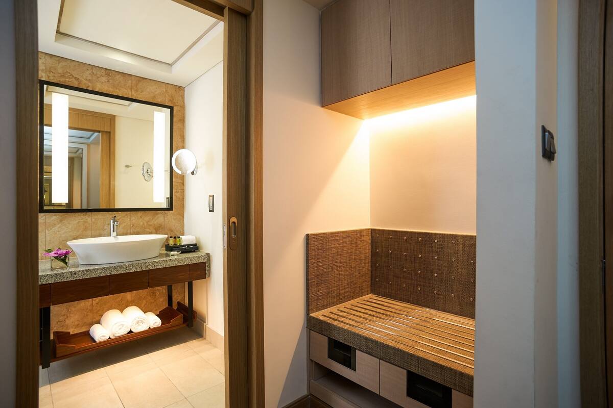 Roupas de cama premium, frigobar, cofres nos quartos, escrivaninha