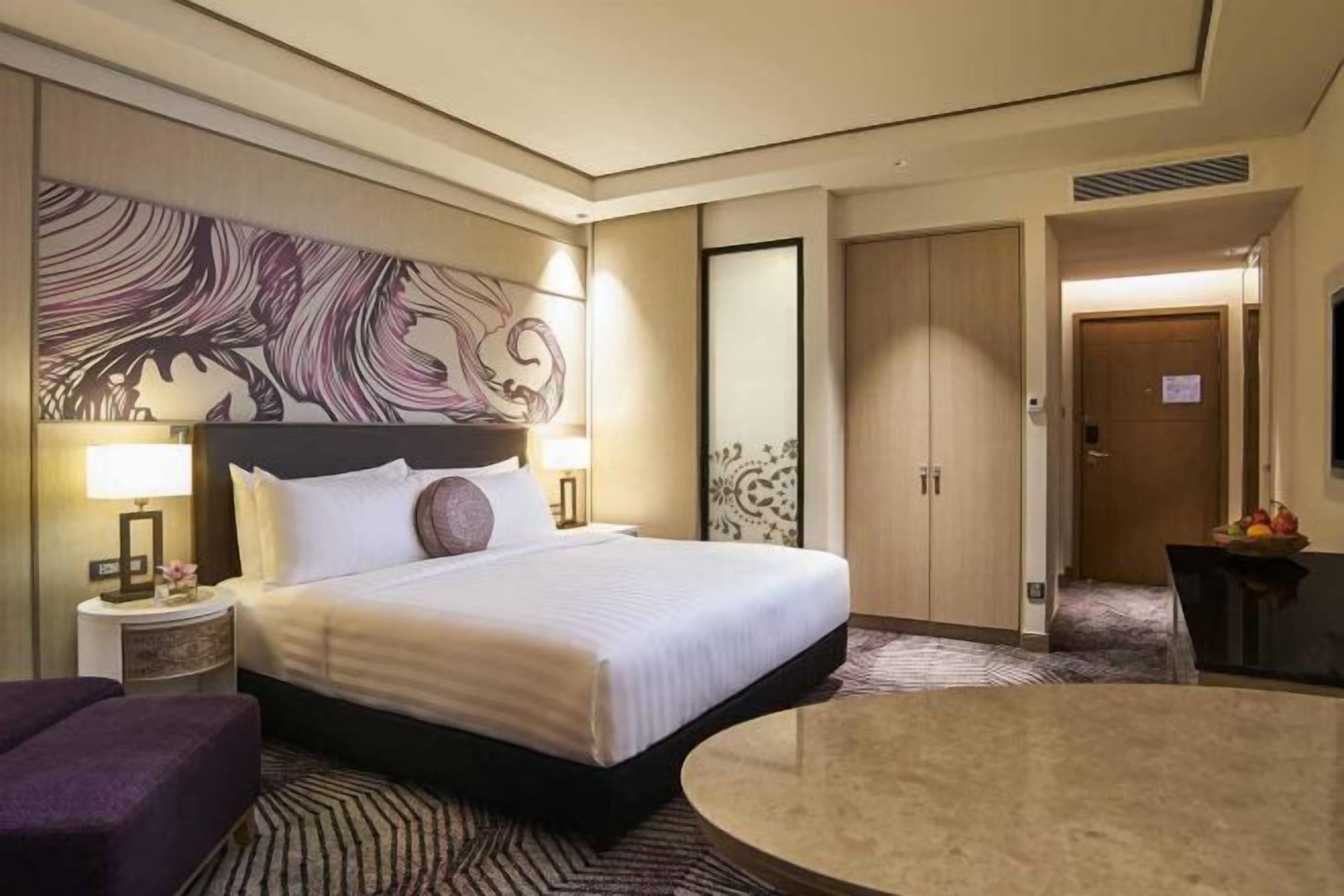 Premium bedding, minibar, in-room safe, desk