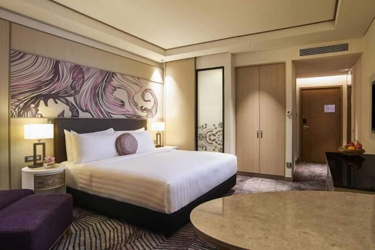 Premium bedding, minibar, in-room safe, desk