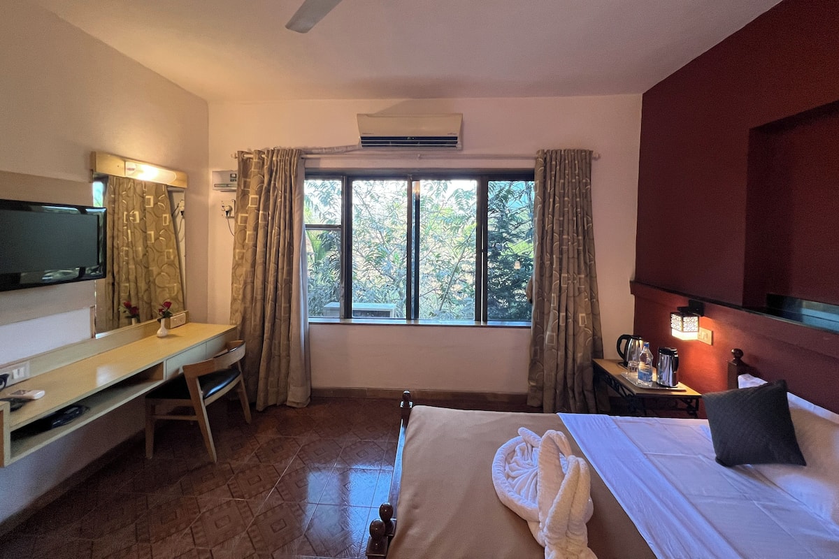 Classic Comfort Room | Living area | Flat-screen TV