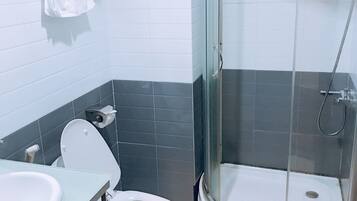 Deluxe Double or Twin Room | Bathroom | Free toiletries, hair dryer, slippers, towels