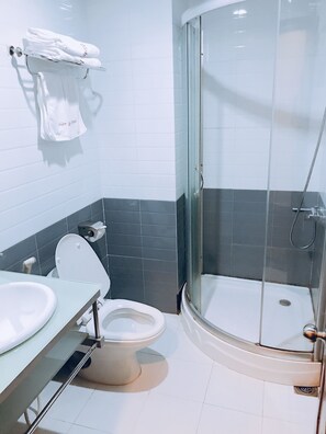 Habitación Deluxe con 1 cama matrimonial o 2 individuales | Baño | Amenidades de baño gratuitas, secadora de cabello, pantuflas, toallas 