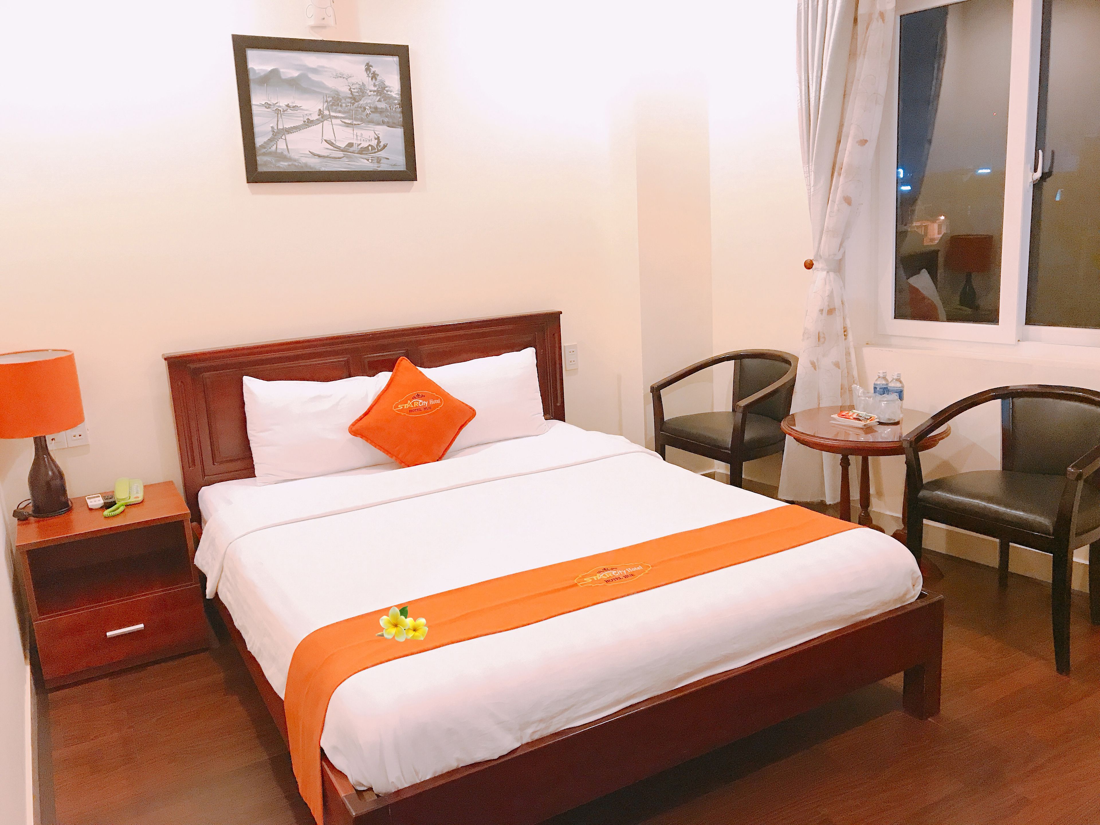 Minibar, escritorio y espacio para trabajar con laptop 