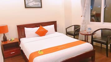 Een minibar, een bureau, een laptopwerkplek, verduisterende gordijnen