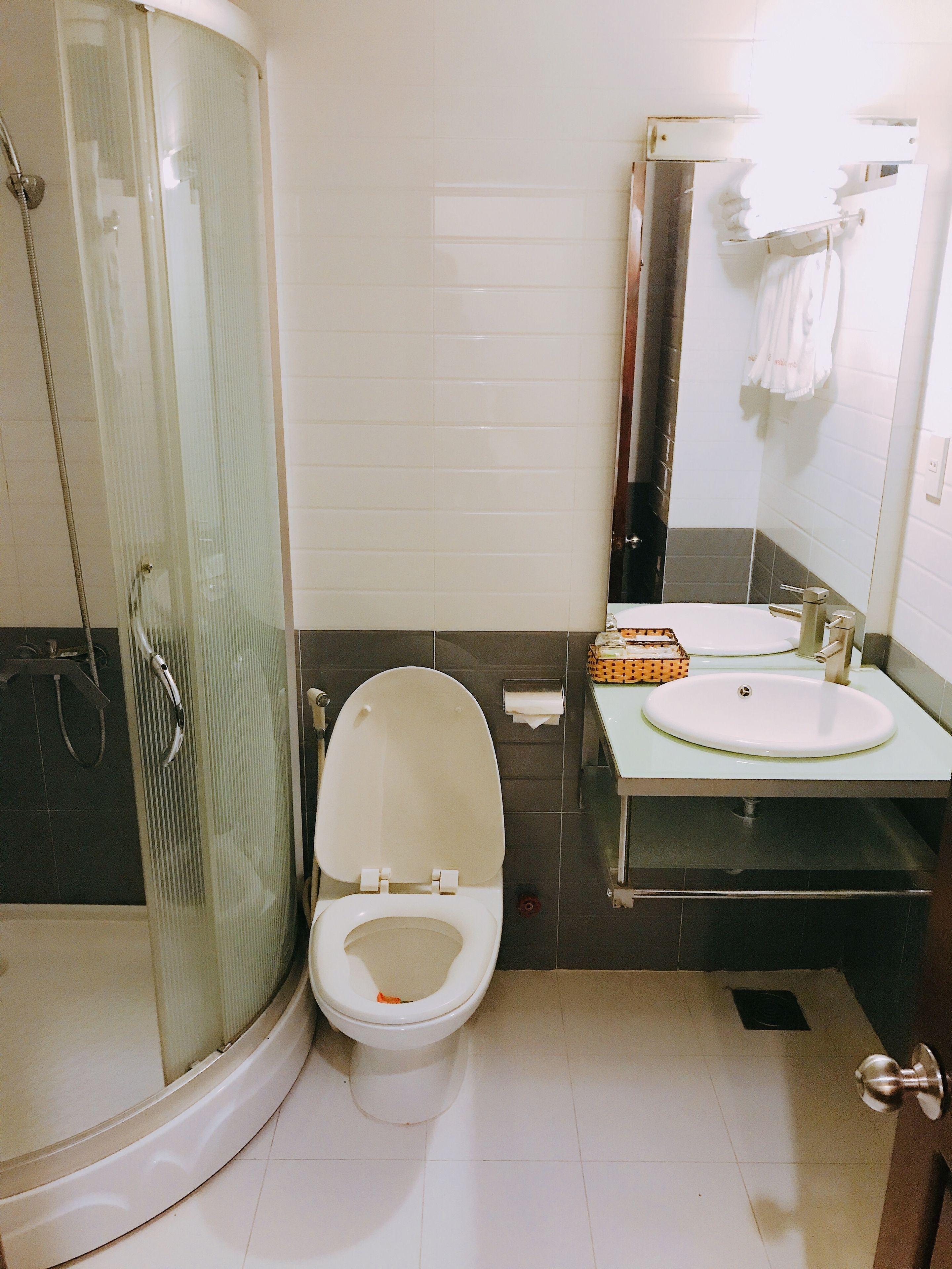 triple city view | bathroom | free toiletries, hair dryer, slippers, towels