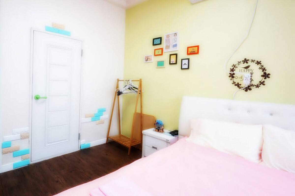 Premium bedding, free WiFi