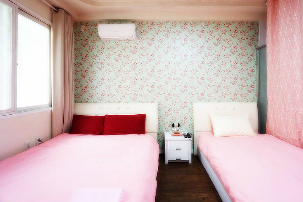 Premium bedding, free WiFi