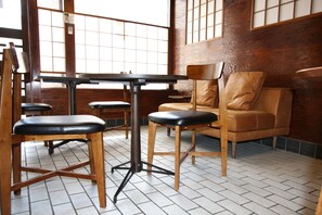 Lobby lounge - Star Inn Tokyo - Hostel (Tokyo)