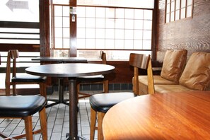 Lobby lounge - Star Inn Tokyo - Hostel (Tokyo)