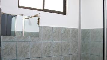 Ein Badezimmer mit Waschbecken, Toilette und einem Fenster.