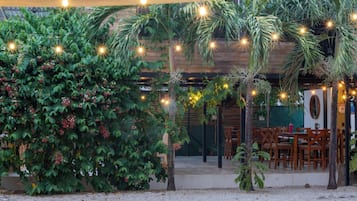 Frokost, lunsj og middag serveres, lokale retter