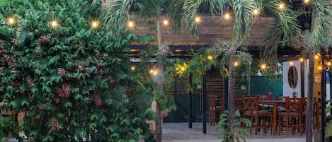 Frühstück, Mittagessen, Abendessen, lokale Küche