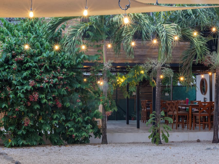 Serveert ontbijt, lunch, diner, lokale gerechten