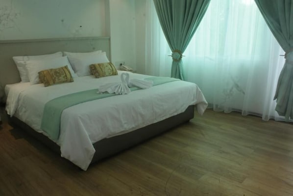 Escritorio, tabla de planchar con plancha, wifi gratis