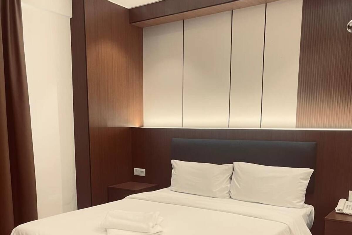 Deluxe Room, 1 Queen Bed | Desk, iron/ironing board, free WiFi