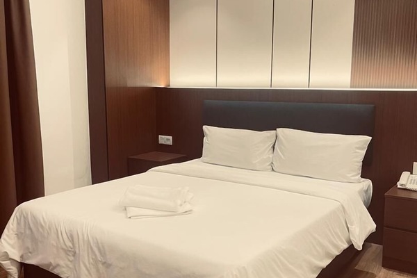 Deluxe Room, 1 Queen Bed | Desk, iron/ironing board, free WiFi