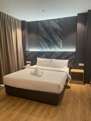A modern hotel room with a large bed, wooden flooring, and a marble-patterned wall. - New Glow Hotel Miri (Miri)