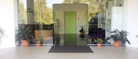 Pintu masuk properti