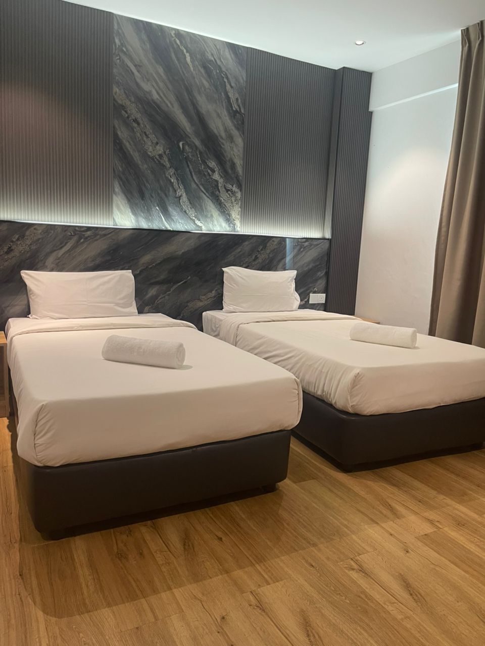 Superior Twin Room, Executive Level | Desk, iron/ironing board, free WiFi, bed sheets