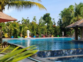 Una piscina al aire libre
