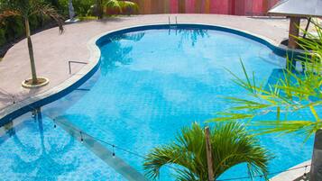 Kolam renang outdoor