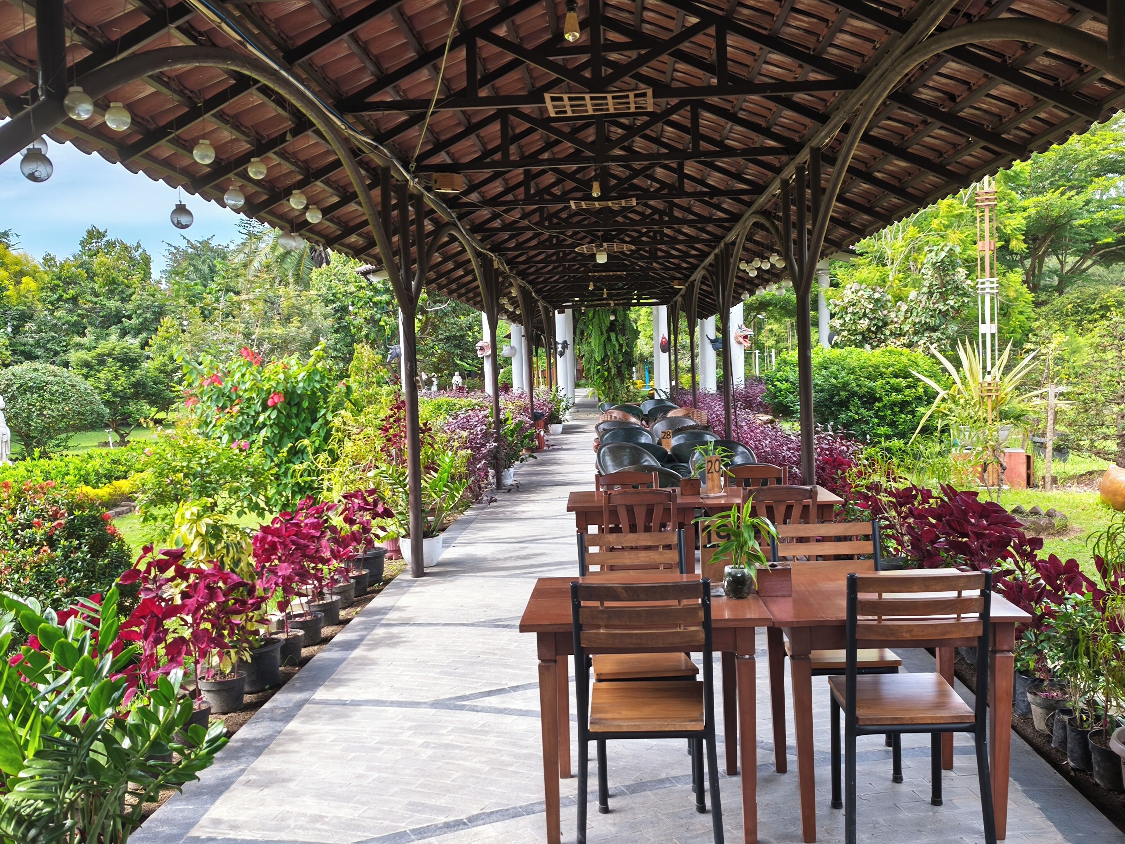 Menyajikan hidangan lokal dan internasional