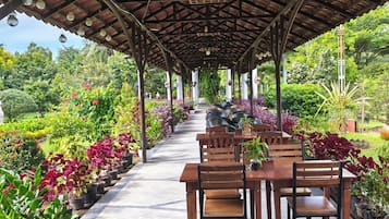 Menyajikan hidangan lokal dan internasional