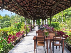 Déjeuner et dîner servis sur place, cuisine locale et internationale