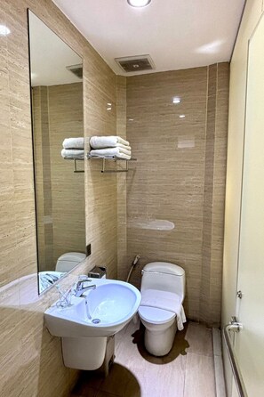 Buồng tắm vòi sen, đồ dùng nhà tắm miễn phí, dép đi trong nhà 