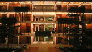 Bagian depan properti - sore/malam